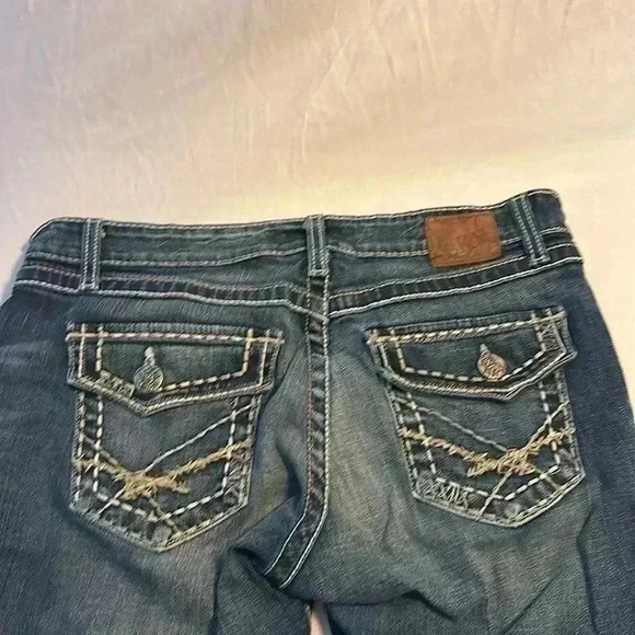 BKE Sabrina dark wash low rise shorts, size 32 - Picture 4 of 5